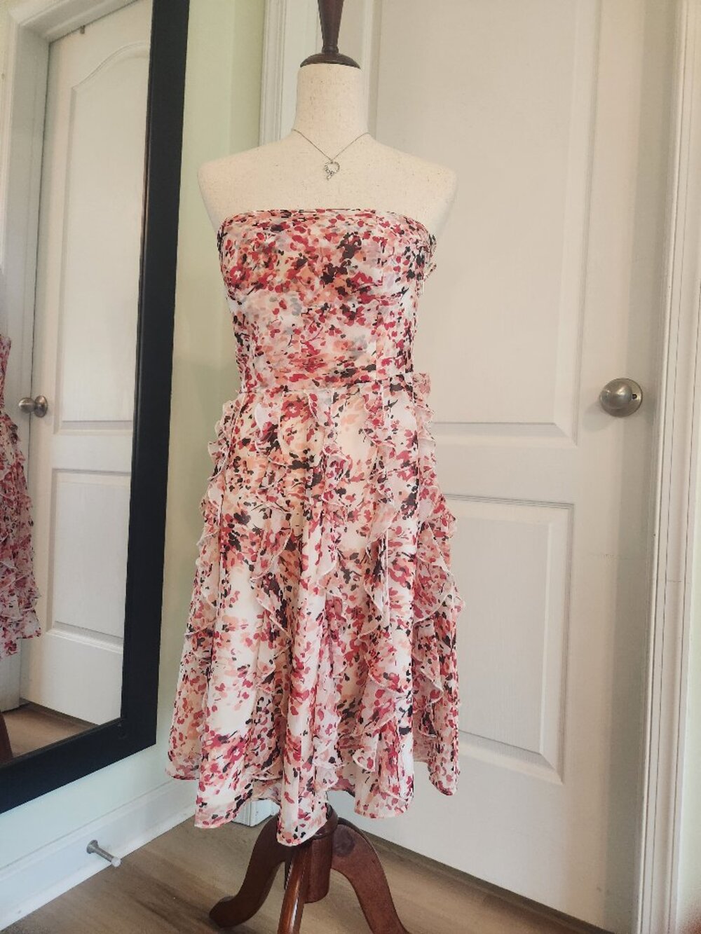 EUC White House Black Market size 2 Pink Chiffon Strapless Dress